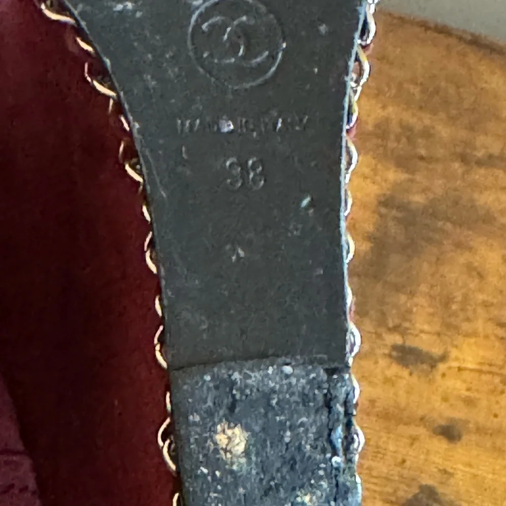 CHANEL Burgundy and Black Suede Cap-Toe Chain-Trim Pumps Size 38 - Picture 9 of 11